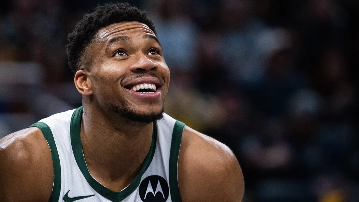 Giannis Antetokounmpo en un momento de triunfo en la cancha
