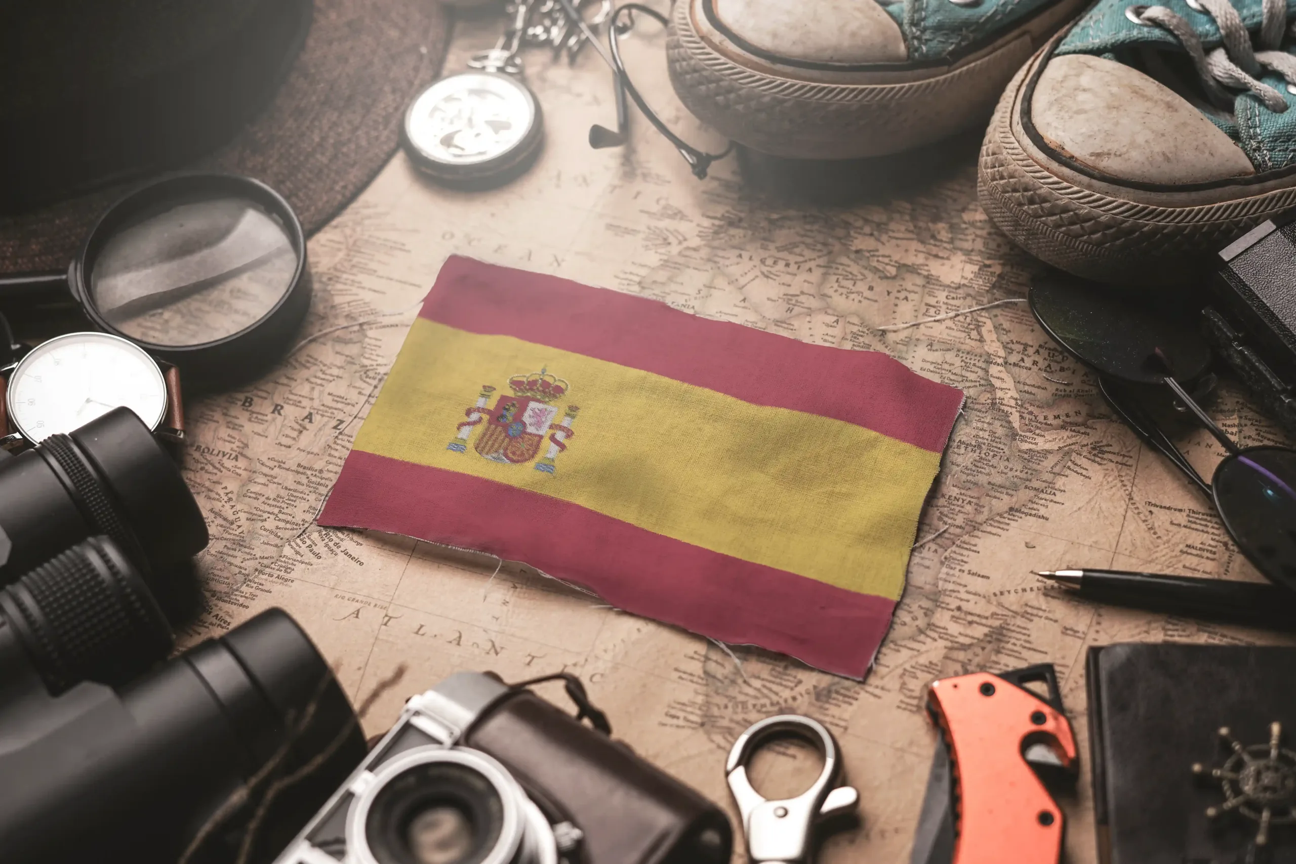 bandera-de-españa-viajero-s-accesorios-antiguo-mapa-vintage-concepto-de-destino-turístico3-escala.
